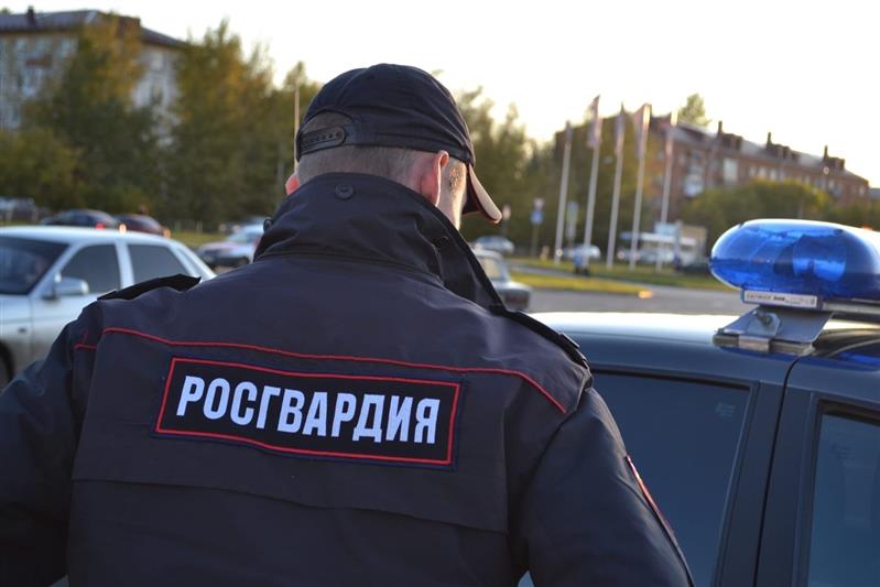 В Омске сотрудники Росгвардии задержали подозреваемого в незаконном хранении наркотических веществ
