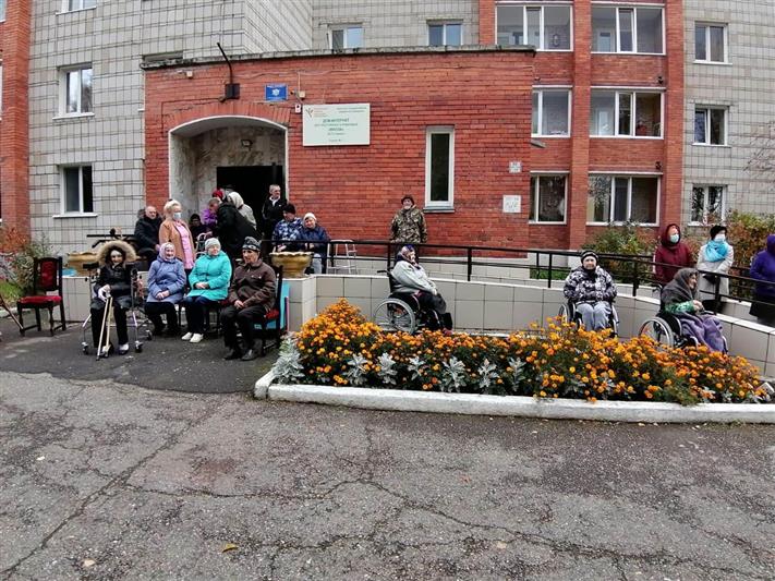 В Томской области росгвардейцы поздравили граждан преклонного возраста музыкальным флешмобом 