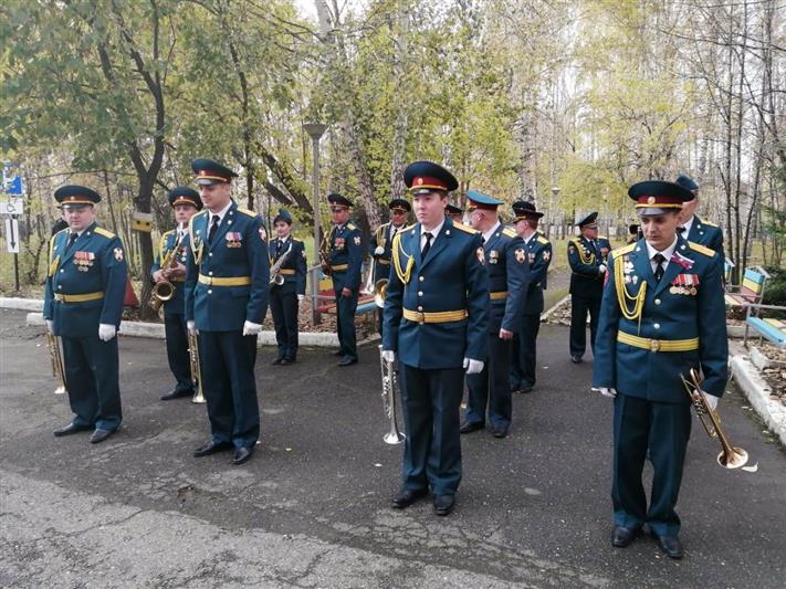 В Томской области росгвардейцы поздравили граждан преклонного возраста музыкальным флешмобом 