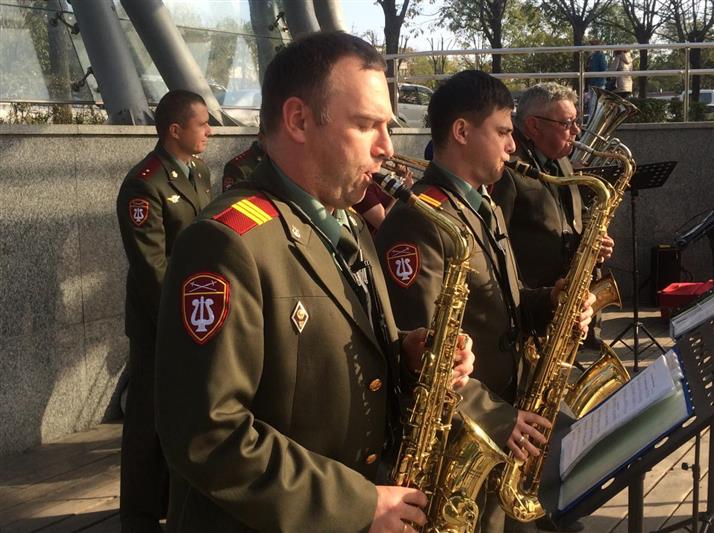 Подарок для жителей Владивостока приготовили музыканты военного оркестра приморского управления Росгвардии 
