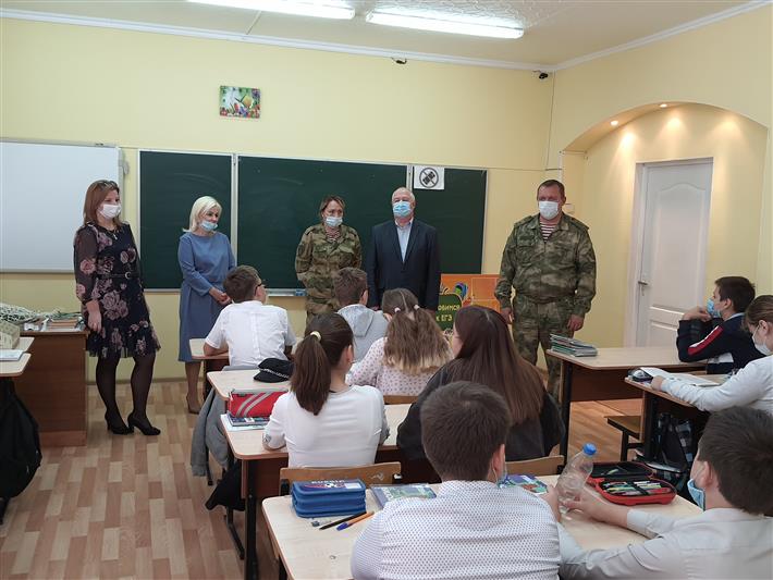 В Астрахани офицеры областного управления Росгвардии поздравили с Днем учителя педагога подшефного ведомству класса