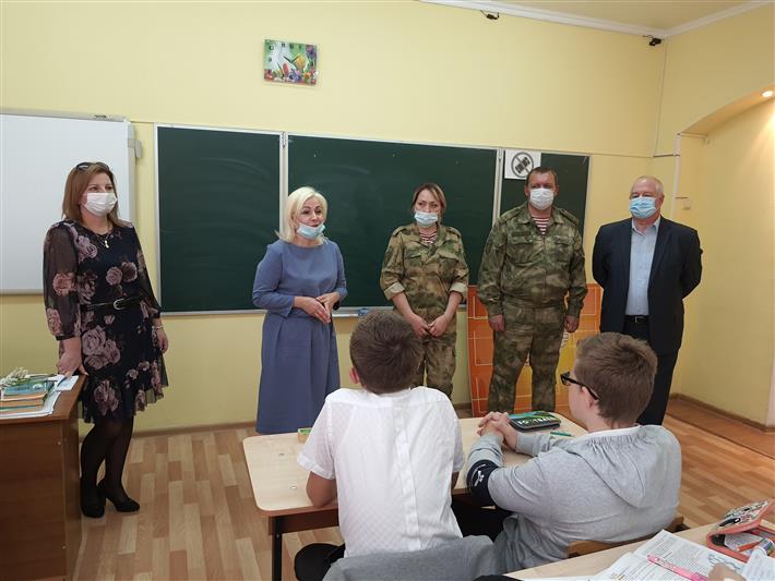 В Астрахани офицеры областного управления Росгвардии поздравили с Днем учителя педагога подшефного ведомству класса