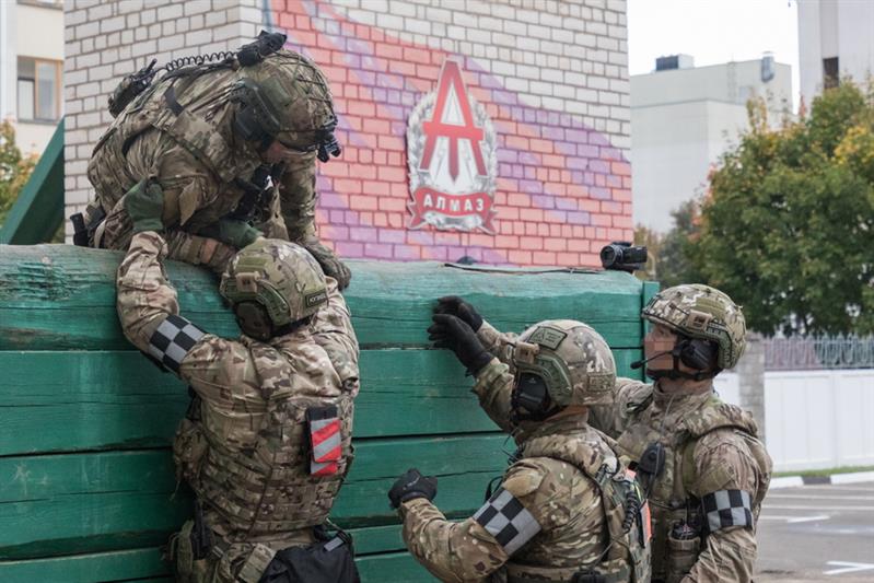 Спецназовцы Росгвардии завоевали призовые места на соревнованиях по стрельбе, посвященных 30-летию отряда «Алмаз» (фото)