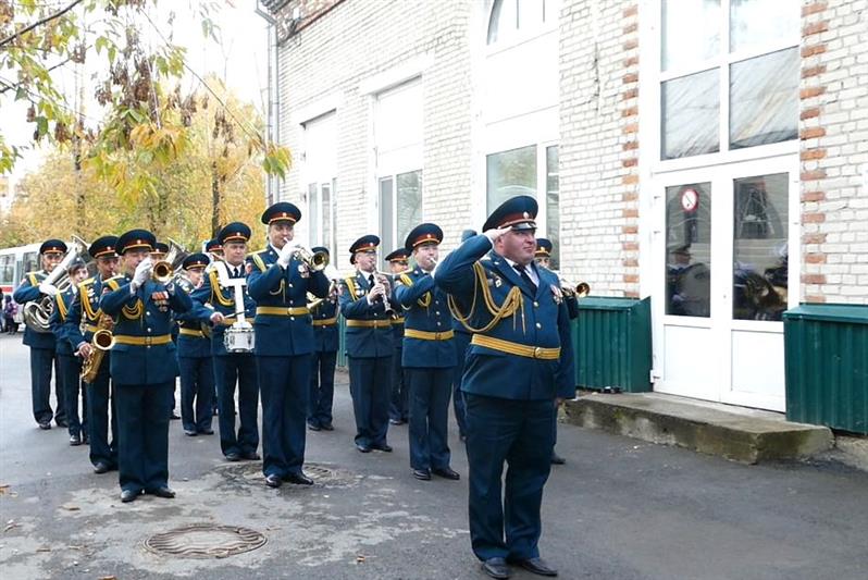 В Томской области росгвардейцы поздравили граждан преклонного возраста музыкальным флешмобом 