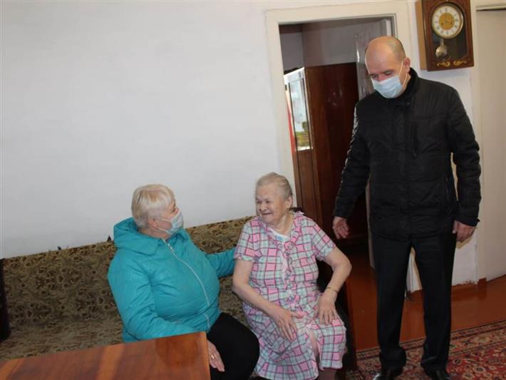 В Томской области росгвардейцы поздравили граждан преклонного возраста музыкальным флешмобом 