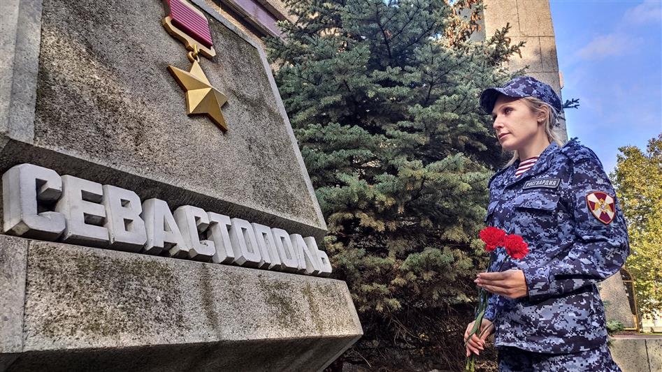    В Севастополе сотрудники Росгвардии почтили память участников обороны города в Великую Отечественную