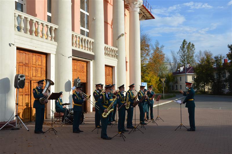 Росгвардия провела концерт на открытом воздухе для пожилых брянцев