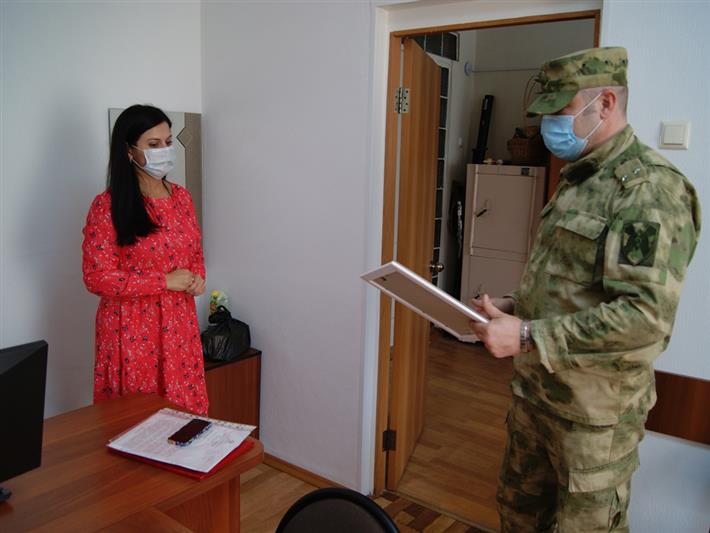 В Сибири росгвардейцы поздравили работников образования с Днем учителя