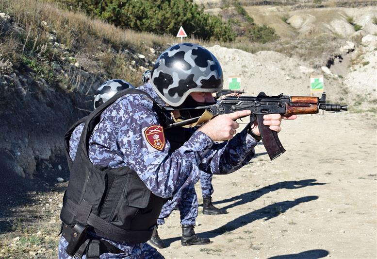 В Крыму прошли совместные тактические занятия сотрудников вневедомственной охраны и СОБР Росгвардии