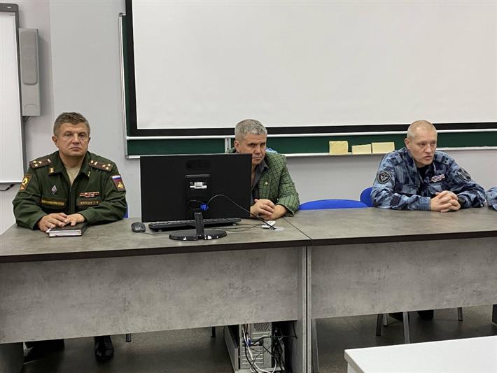 Офицер ОМОН принял участие в круглом столе с курсантами военного учебного центра