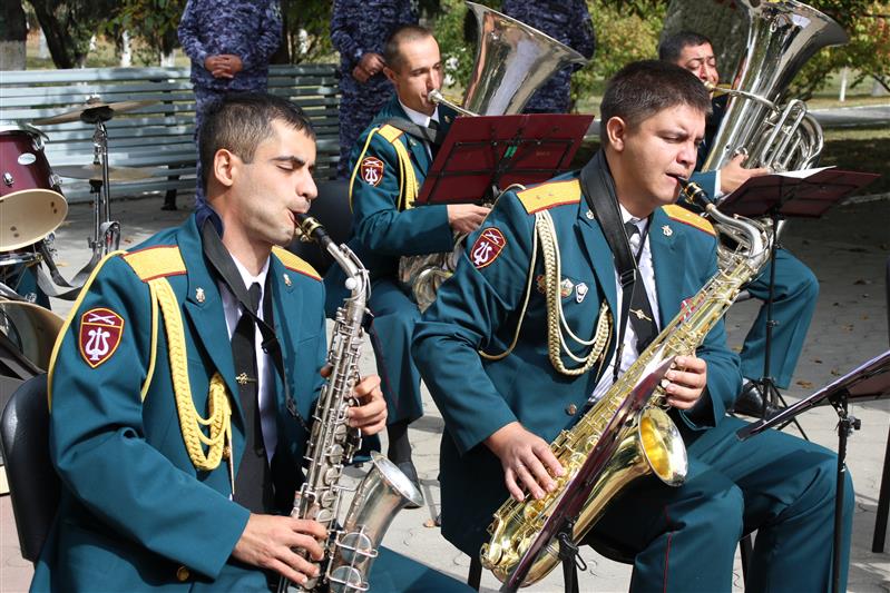 Представители Росгвардии поздравили постояльцев нальчикского социального учреждения с Днём пожилого человека
