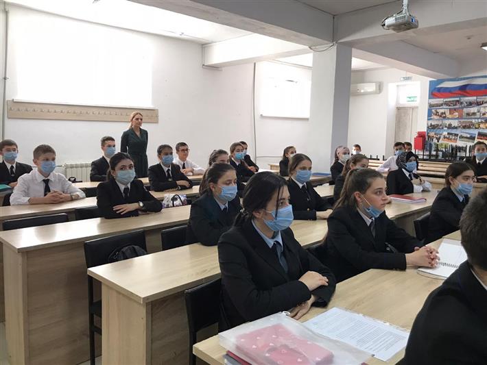 Сотрудники дагестанского СОБР провели профилактическую беседу со студентами юридического колледжа