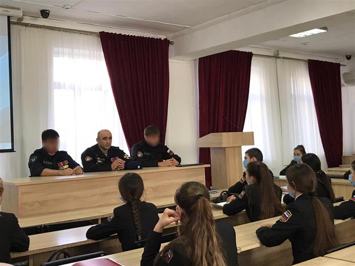 Сотрудники дагестанского СОБР провели профилактическую беседу со студентами юридического колледжа   