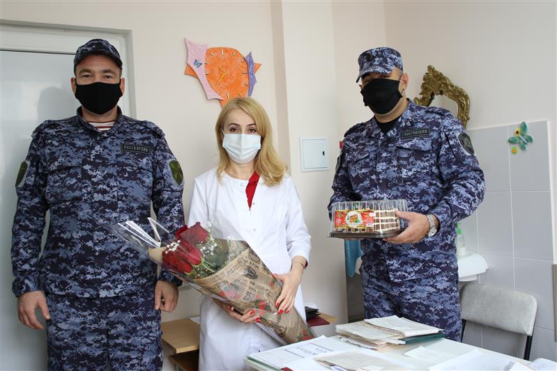 В Кабардино-Балкарии росгвардейцы поздравили медиков с Международным днем врача