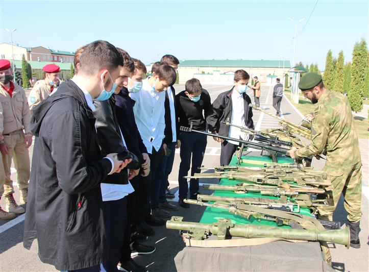 В полку Росгвардии имени Героя России Ахмата-Хаджи Кадырова состоялся день призывника