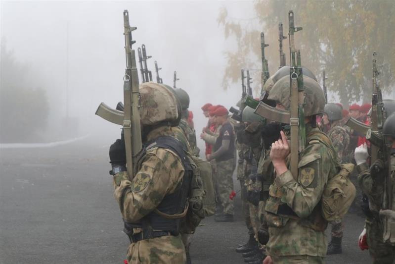 Командующий Уральским округом Росгвардии поздравил военнослужащих, ставших обладателями краповых беретов (видео)