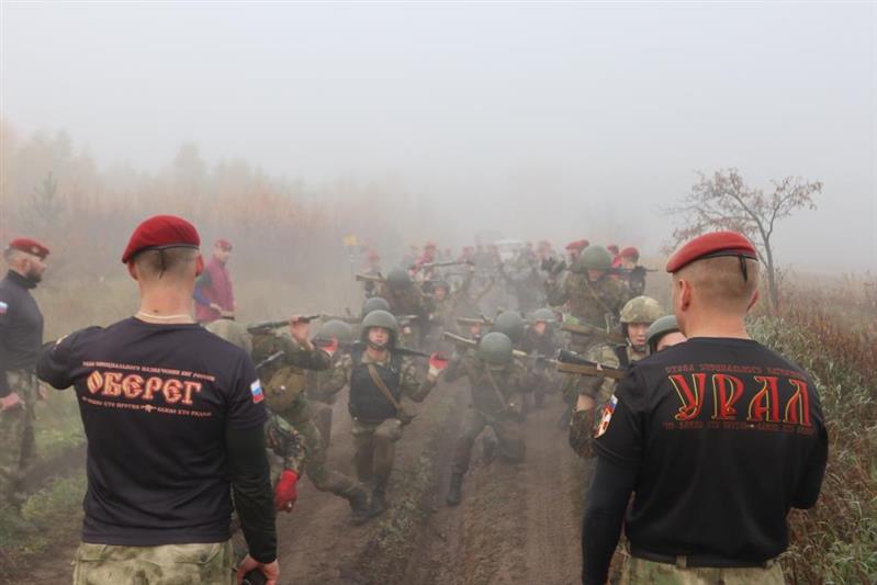 Командующий Уральским округом Росгвардии поздравил военнослужащих, ставших обладателями краповых беретов (видео)