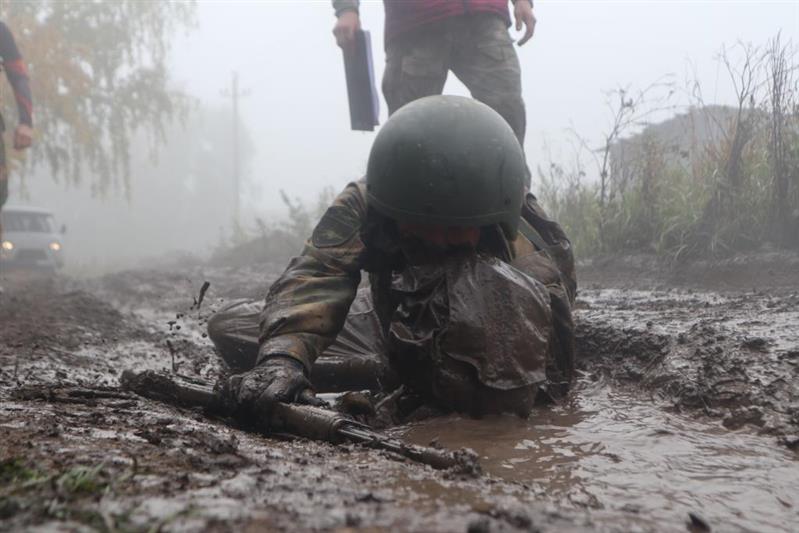 Командующий Уральским округом Росгвардии поздравил военнослужащих, ставших обладателями краповых беретов (видео)
