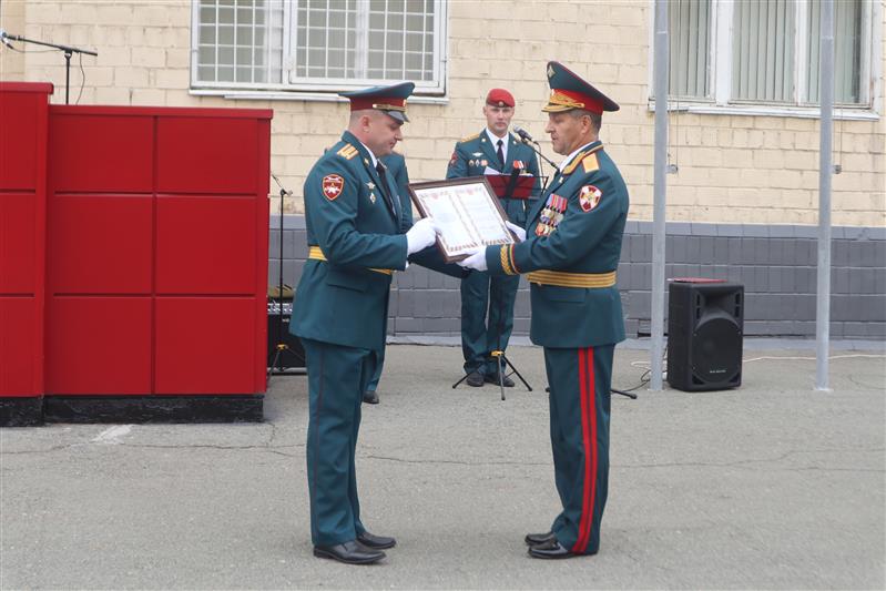 Боевое знамя нового образца вручено отряду спецназа «Оберег» Росгвардии (видео)