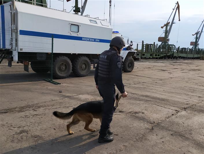 Архангельские подразделения Росгвардии провели учебную тренировку по защите объектов морского торгового порта
