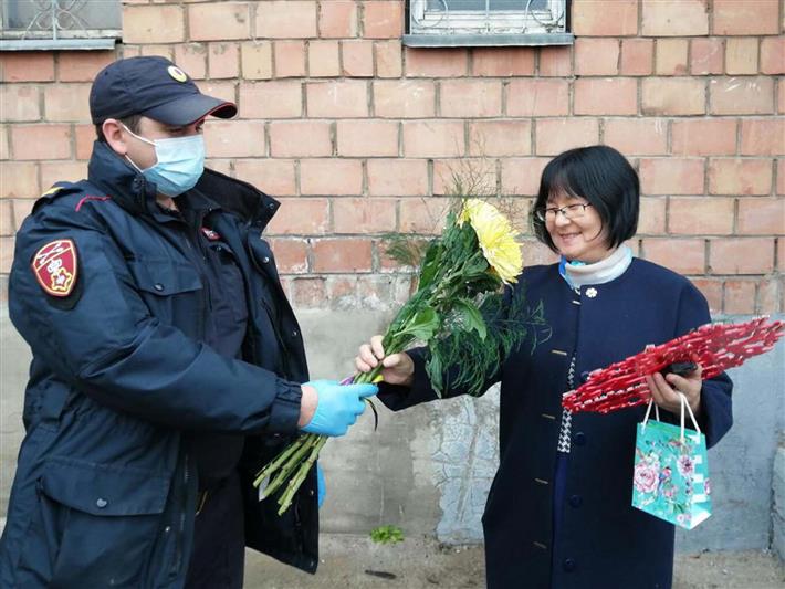 В Сибири росгвардейцы поздравили работников образования с Днем учителя