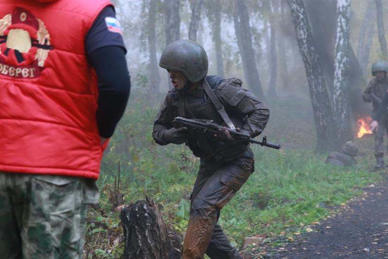 Командующий Уральским округом Росгвардии поздравил военнослужащих, ставших обладателями краповых беретов (видео)