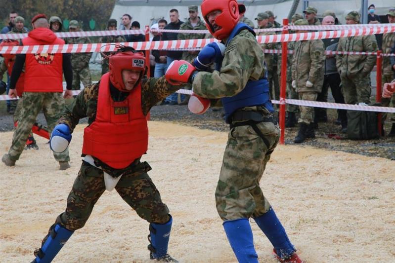 Командующий Уральским округом Росгвардии поздравил военнослужащих, ставших обладателями краповых беретов (видео)