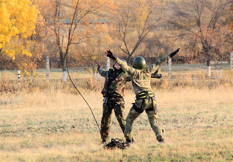 Оренбургский спецназ Росгвардии провел занятия по десантно-штурмовой подготовке (фото)