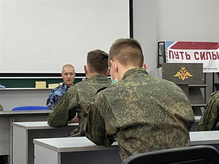 Офицер ОМОН принял участие в круглом столе с курсантами военного учебного центра