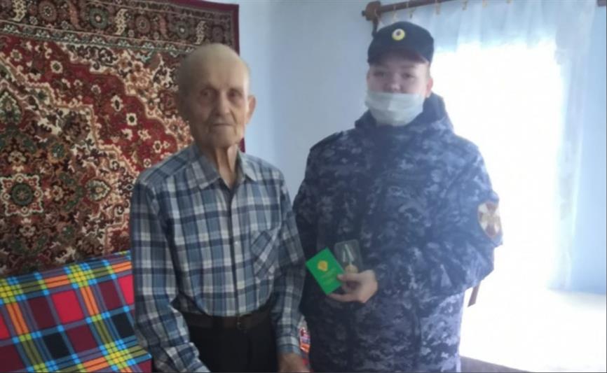 На Урале военнослужащие и сотрудники Росгвардии поздравили ветеранов ведомства с Днём пожилых людей