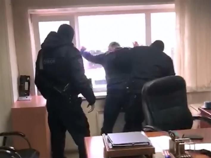 При участии югорского ОМОН Росгвардии  задержан подозреваемый в получении взятки (видео)