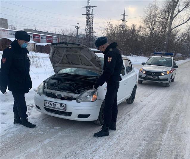 Росгвардейцы пришли на помощь жительнице Новосибирска, попавшей в трудную ситуацию на дороге