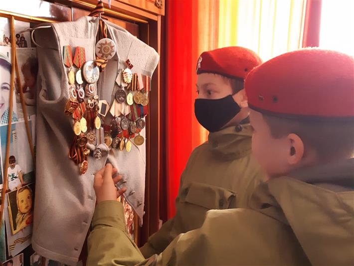 В Кузбассе воспитанники Росгвардии поздравили c 99-летием ветерана Великой Отечественной войны