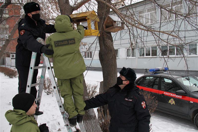 Росгвардейцы и школьники позаботились о зимующих птицах в Кемерове