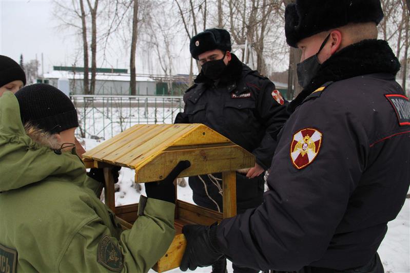 Росгвардейцы и школьники позаботились о зимующих птицах в Кемерове