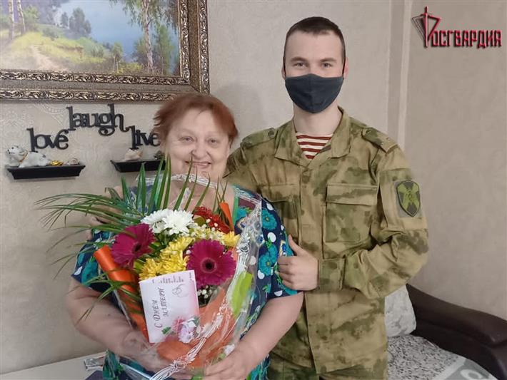 Военнослужащие ангарского полка Росгвардии навестили матерей погибших воинов правопорядка