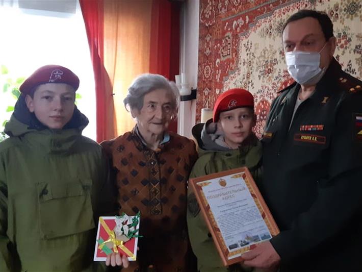 В Кузбассе воспитанники Росгвардии поздравили c 99-летием ветерана Великой Отечественной войны