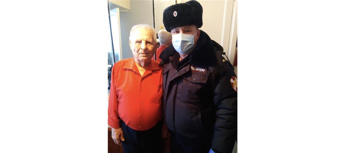 Сотрудники Росгвардии поздравили с 90-летием труженика тыла и ветерана вневедомственной охраны Петра Осипкова