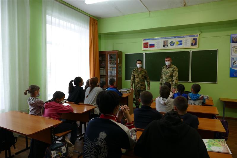 В Туве военнослужащие Росгвардии побывали в гостях у детей, оставшихся без попечения родителей