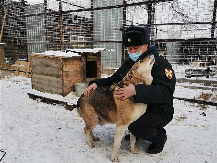 В Кузбассе росгвардейцы оказали помощь приюту для бездомных животных
