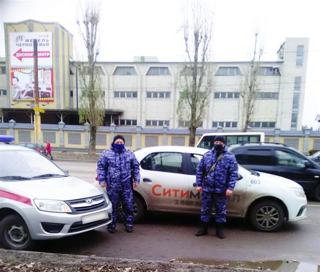 В Воронеже росгвардейцы остановили автомобиль, водитель которого потерял сознание