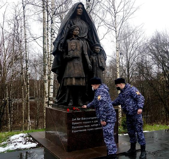 В День матери представители Управления Росгвардии по Республике Карелия возложили цветы к памятнику солдатским матерям