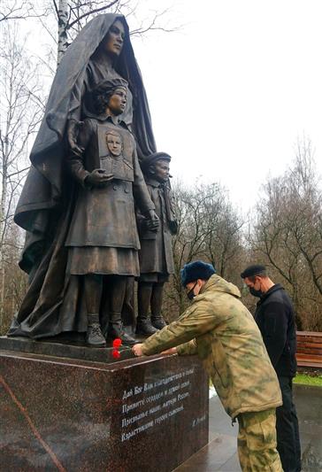 В День матери представители Управления Росгвардии по Республике Карелия возложили цветы к памятнику солдатским матерям