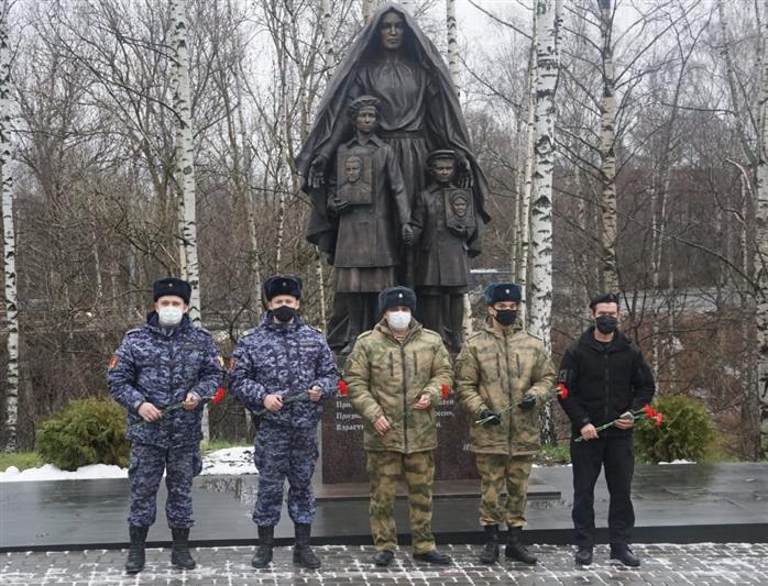 В День матери представители Управления Росгвардии по Республике Карелия возложили цветы к памятнику солдатским матерям