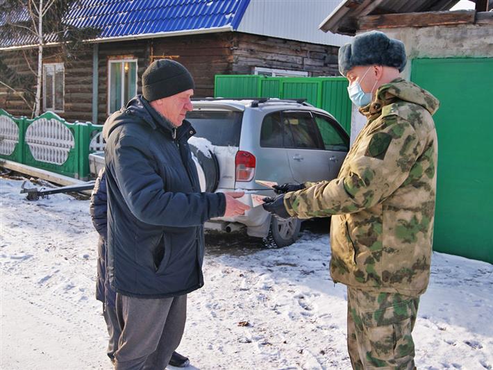Акцию в память о поэте-фронтовике Георгии Суворове провели военнослужащие Росгвардии в Абакане