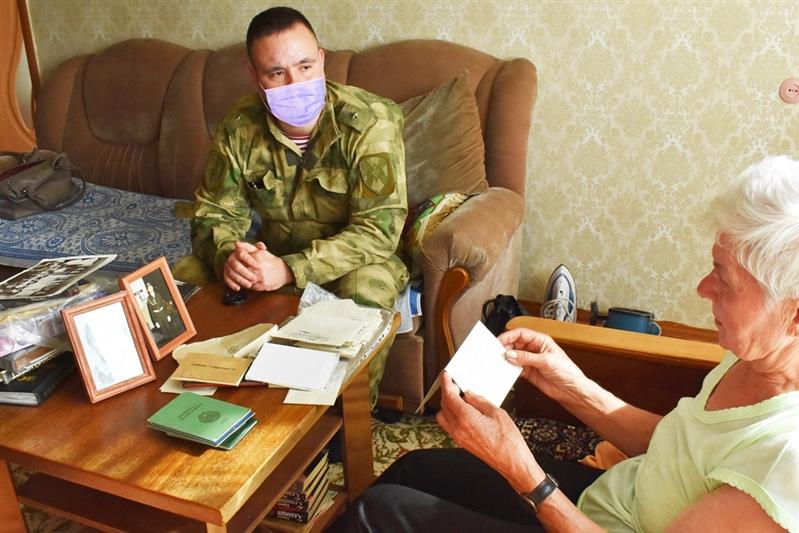 В канун Дня матери военнослужащие лесновского полка Росгвардии навестили маму погибшего военнослужащего