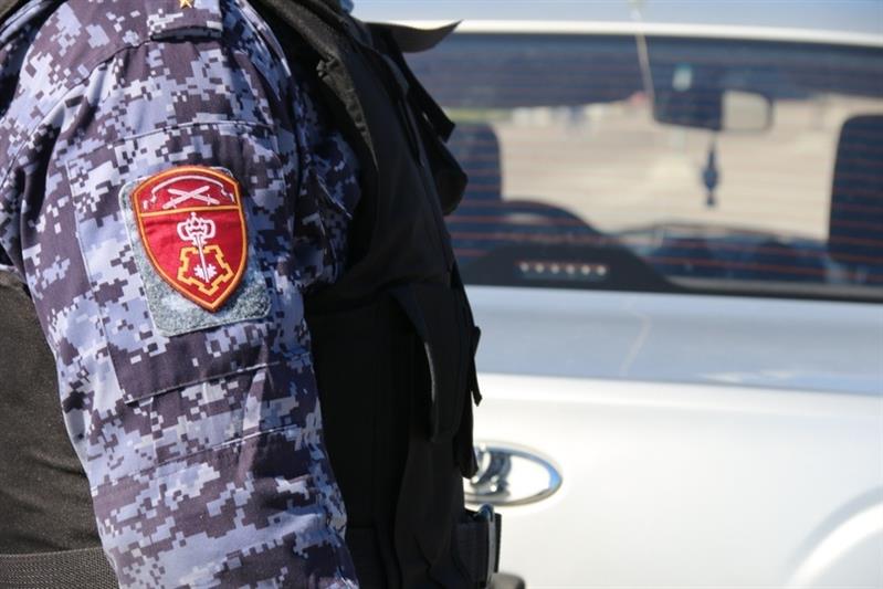 В Петербурге сотрудники Росгвардии задержали злоумышленника, повредившего машину и угрожавшего её владельцу