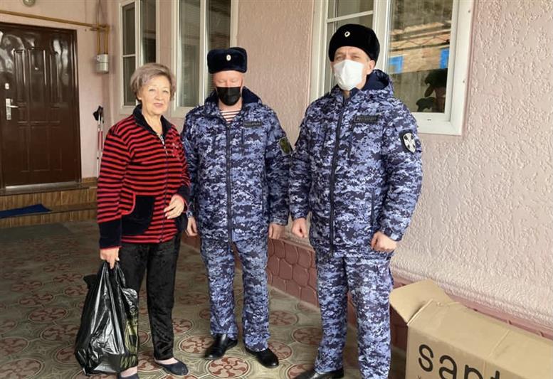 Сотрудники и военнослужащие Северо-Кавказского округа Росгвардии навестили семьи погибших коллег