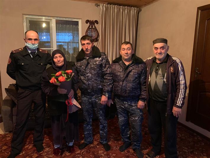 В Дагестане росгвардейцы поздравили матерей погибших сослуживцев с Днем матери