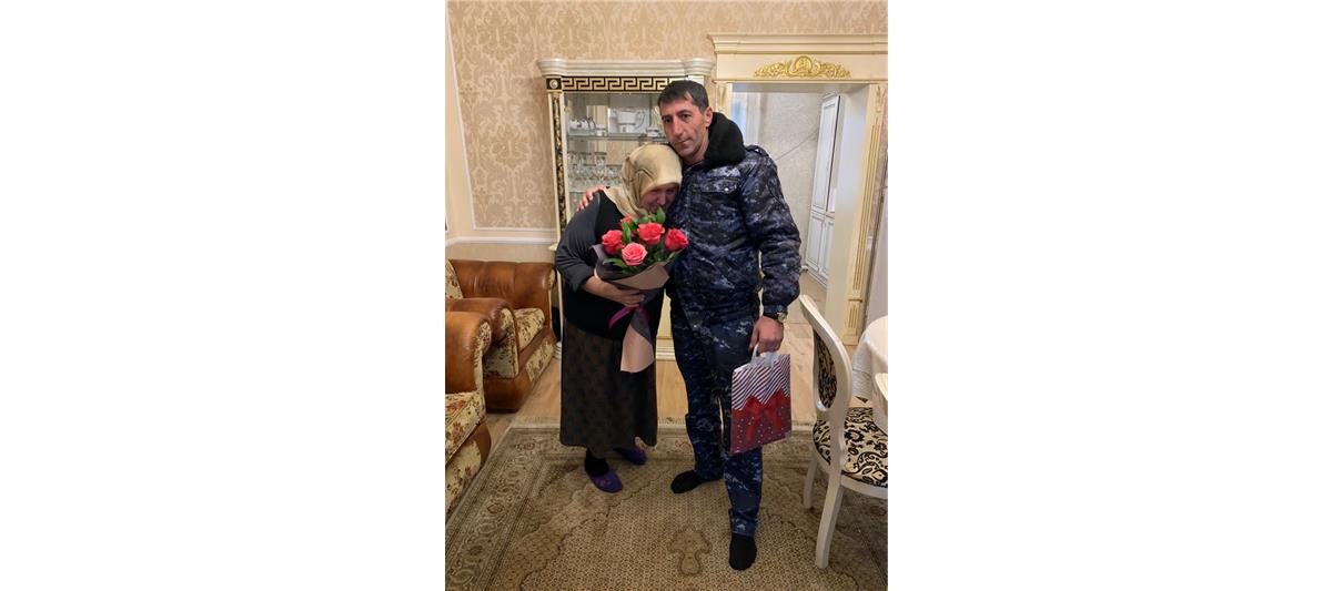 В Дагестане росгвардейцы поздравили матерей погибших сослуживцев с Днем матери
